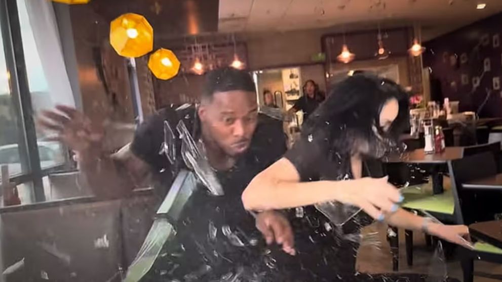 Doi influenceri, loviți grav de o mașină în timp ce se aflau la masă într-un restaurant. Cum s-a petrecut incidentul VIDEO