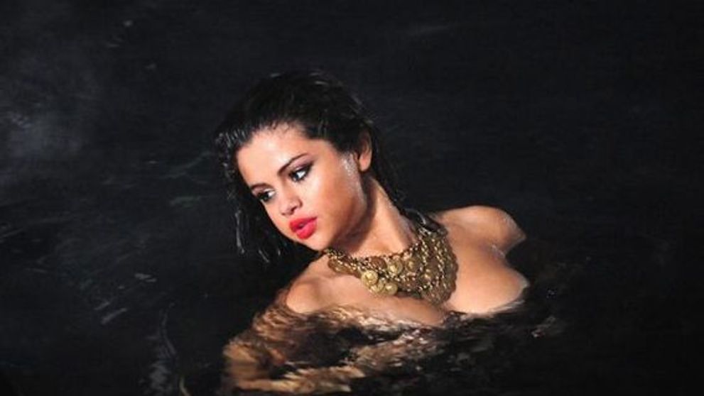 Selena Gomez nu mai este o copila inocenta. Iubita lui Justin Bieber uimeste cu noul stil, matur si indraznet