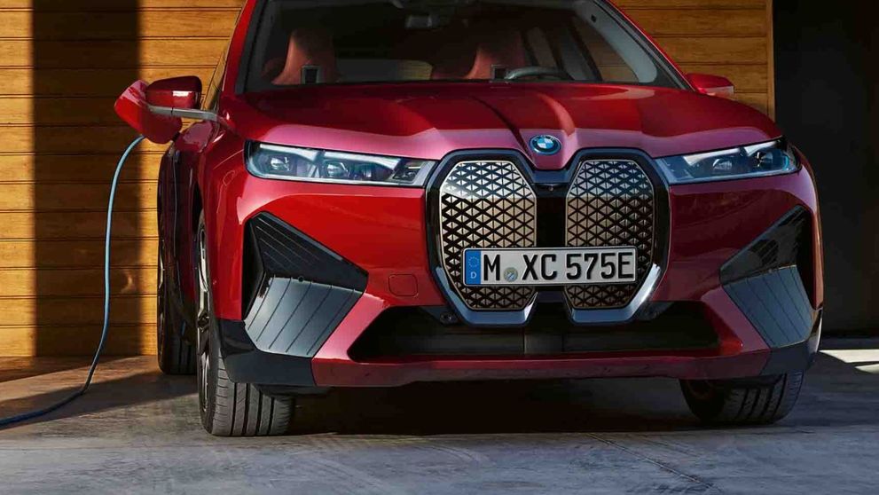BMW iX aduce viitorul mai aproape. Ce oferă puterea electrică ghidată de inteligență