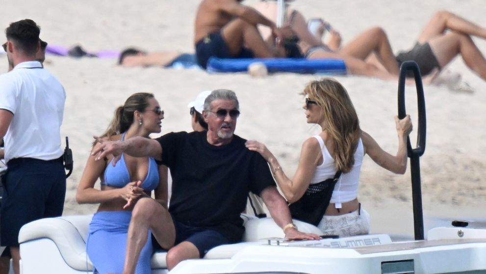 La 79 de ani, Sylvester Stallone arată excelent și se distrează în Sardinia cu familia. Cum l-au surprins paparazzii pe „Rambo”