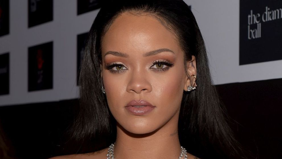 Rihanna, dată în judecată. Ce riscă și care e motivul