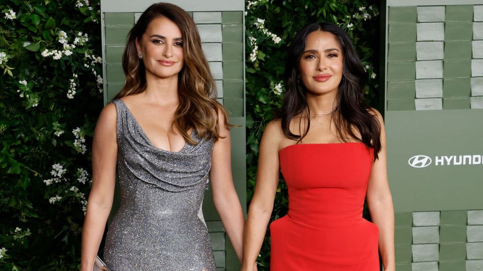 S-a întâmplat imposibilul! Salma Hayek, eclipsată la capitolul decolteu de Penelope Cruz