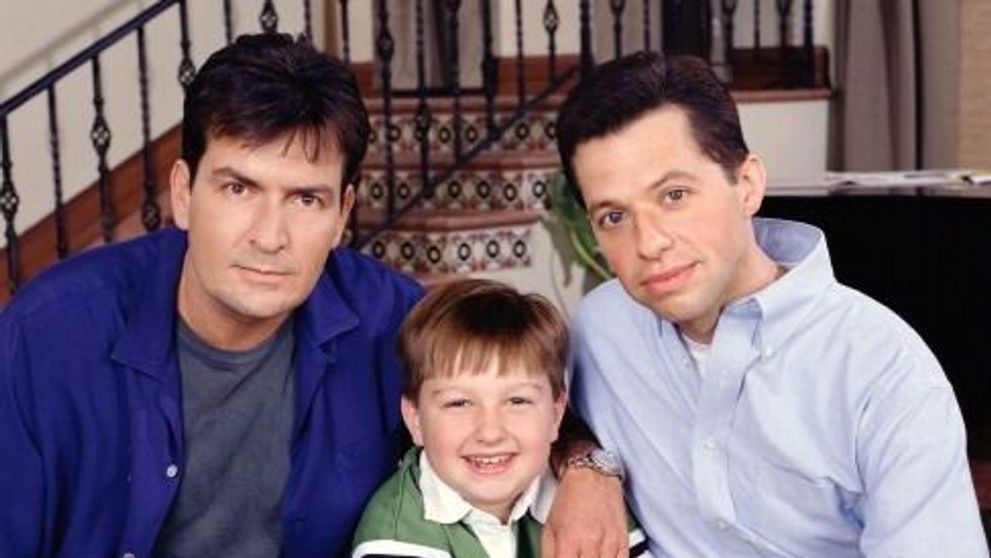 Charlie Sheen: Doi Barbati si Jumatate este un serial blestemat. Cum a reactionat actorul dupa ce serialul a fost numit o mizerie 