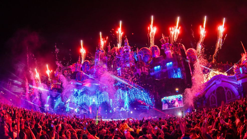 Un incendiu puternic a distrus scena principală a celui mai mare festival din Europa! Anunțul organizatorilor pentru cei mai mult de 100.000 de fani