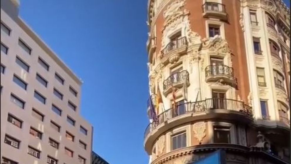 Un tânăr susține că a călătorit în viitor și că este ultimul om rămas pe Pământ. Filmările lui au devenit virale