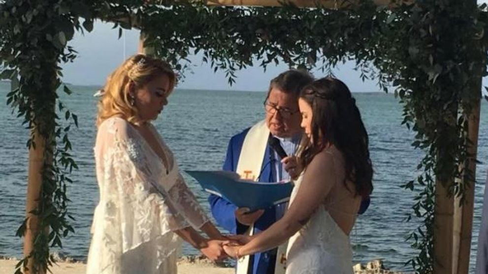 O profesoara a fost concediata dupa ce a publicat pe Facebook poze de la nunta sa