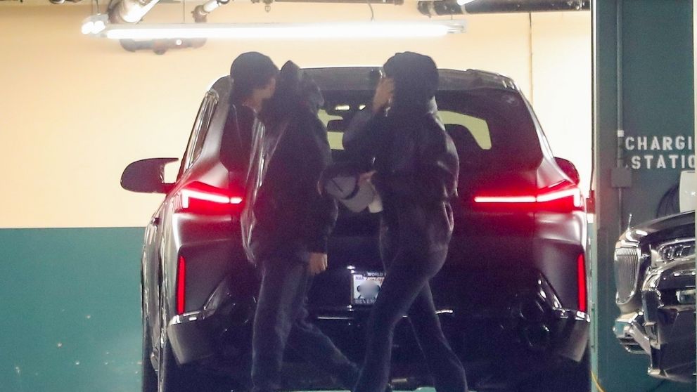 Și-au dat întâlnire la hotel și au crezut că nu-i vede nimeni! Cuplul momentului nu poate scăpa de paparazzi
