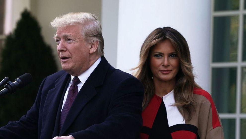 ”De groază”! Melania Trump a împodobit Casa Albă cu brazi roșii, iar reacțiile au fost pe măsură