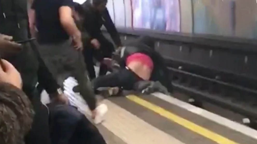 Imagini socante cu doi tineri in stare de ebrietate care au cazut in fata unui metrou din Londra