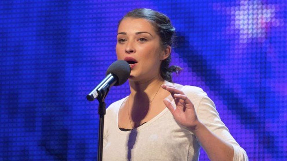 Nu avea pic de incredere in vocea ei, iar cand a vazut reactia juriului, a izbucnit in plans. Talentul ei a ridicat toata sala in picioare
