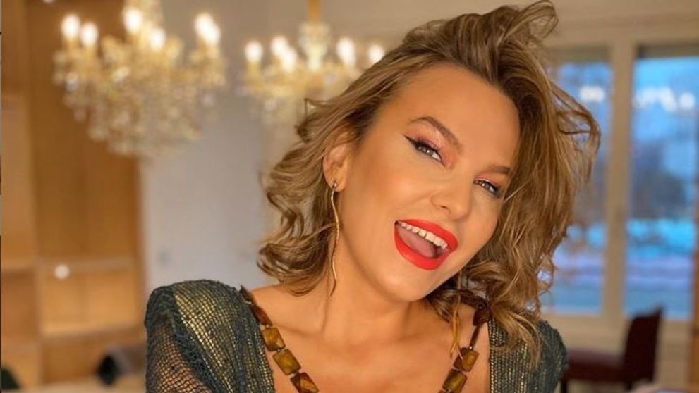 Anna Lesko, incendiară în bucătărie! În ce ținută a gătit vedeta ouă ochiuri