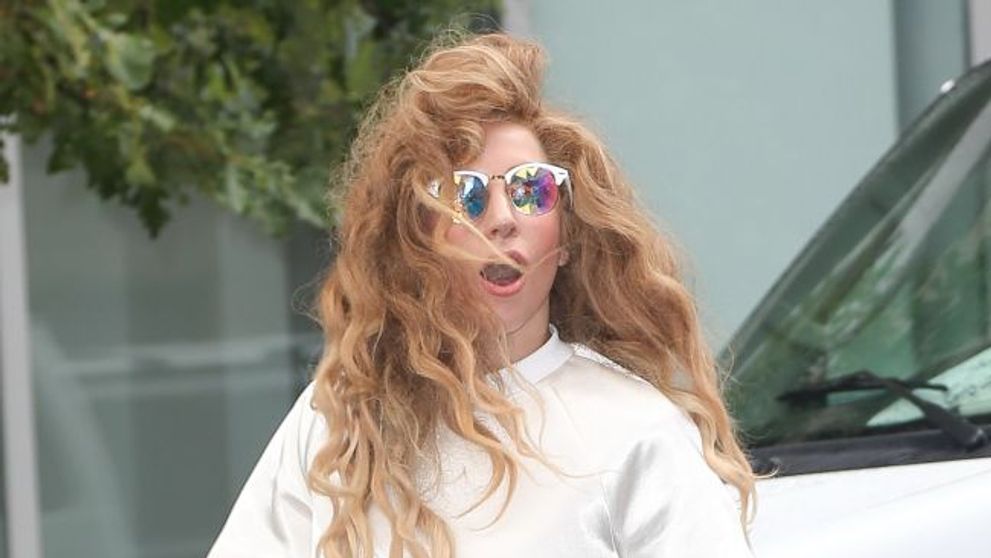 Lady Gaga, la plimbare prin New York imbracata cu pantaloni transparenti. FOTO