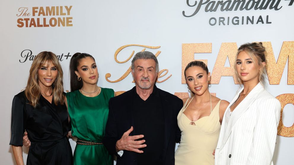 Fiicele lui Sylvester Stallone dezvăluie că tatăl lor le-a cerut să țină un cuțit în geantă. Cum încearcă actorul să-și protejeze fetele: „Da, sunt paranoic”