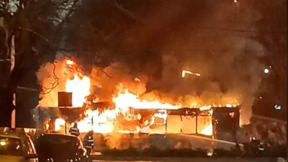 Imagini devastatoare cu autobuzul care a ars în București! Oamenii s-au speriat când au văzut flăcările și au fugit imediat de lângă mijlocul în transport