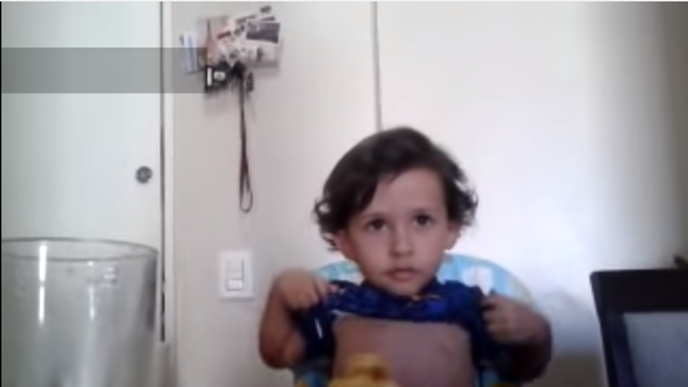 Acest baietel si-a facut mama sa planga. Ce s-a intamplat in timpul unei mese obisnuite de pranz