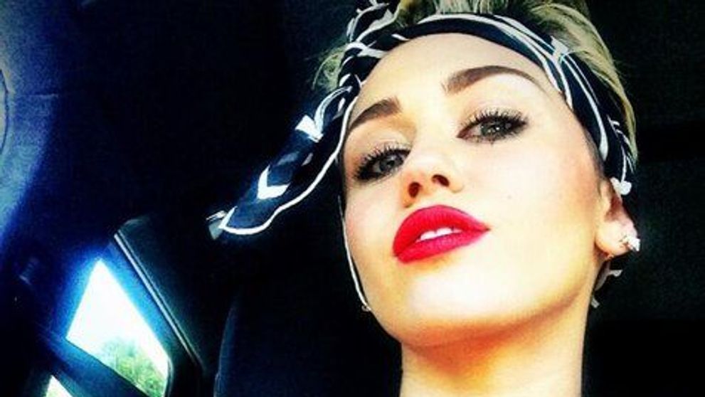 Se infiripa ceva? Cu ce cantaret celebru a plecat Miley Cyrus de la o petrecere, dupa ce au flirtat in vazul tuturor