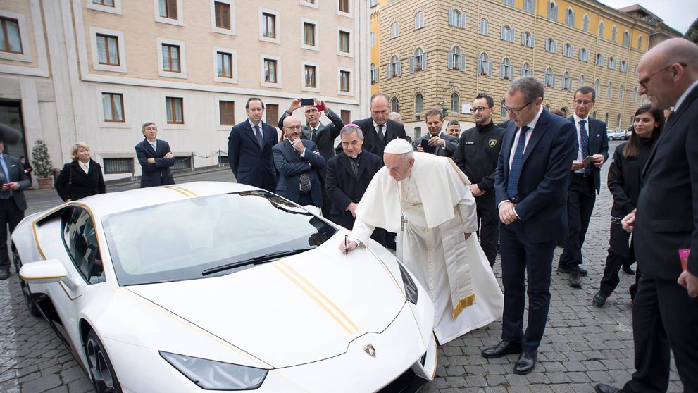 Ce a făcut Papa Francisc cu Lamborghini-ul primit cadou în toamna anului 2017. A sfințit bolidul, a semnat pe capotă, apoi gestul său a surprins pe toată lumea