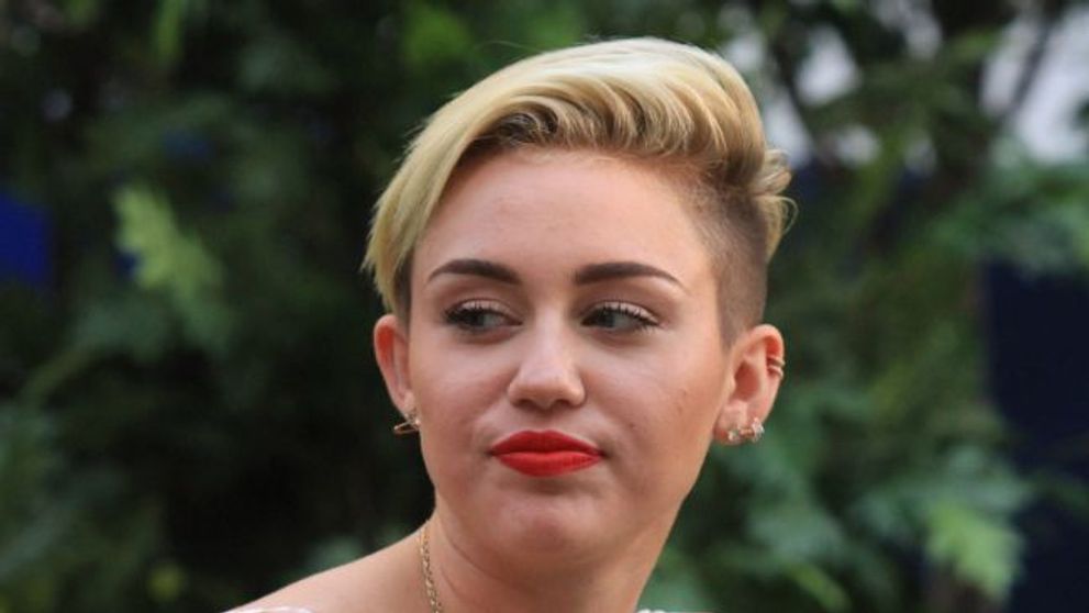 Miley Cyrus si-a schimbat din nou look-ul. Cum arata cantareata cu noua tunsoare