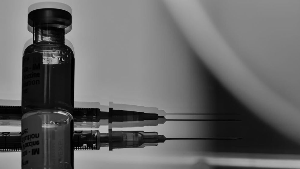 O asistentă de la o farmacie din Suceava reclamă că a fost imunizată împotriva Covid-19 cu un ser expirat și are probleme