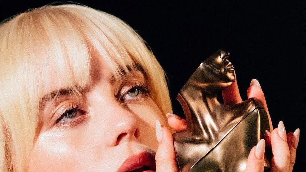 Billie Eilish a pozat topless pentru a sărbători lansarea primului ei parfum, care îi poartă numele