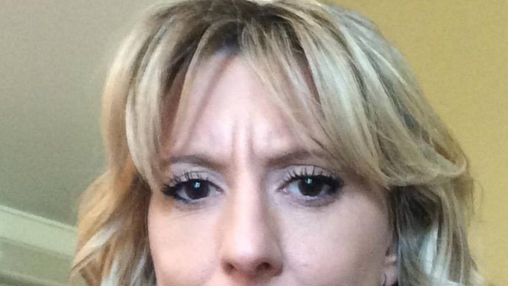 O femeie a ramas fara cuvinte cand a descoperit un bilet anonim pe parbrizul masinii. Raspunsul ei a devenit viral