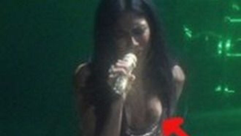 Nicole Scherzinger isi arata sanii in concert!