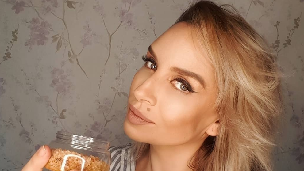 VIDEO Adina Halas pregătește o rețetă de cremă pentru tălpi