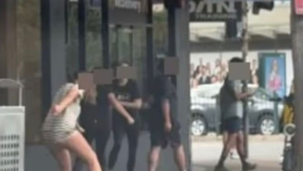 Scene șocante! Mai multe adolescente s-au luat la bătaie, în plină stradă: „Totul s-a întâmplat foarte repede!”. Primele informații