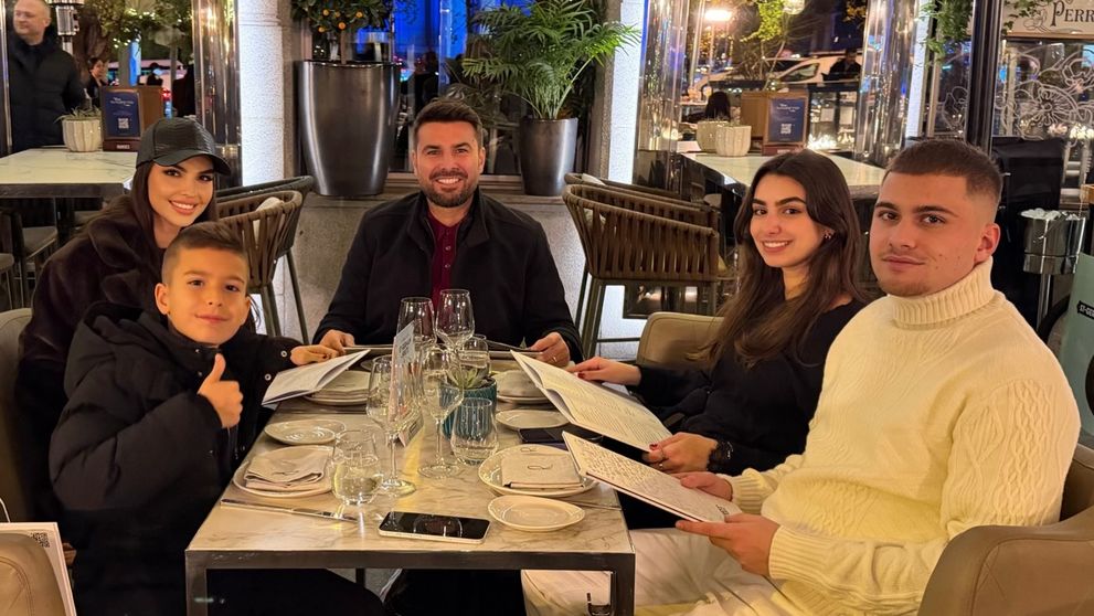 Fotografia care a topit internetul: Adrian Mutu, alături de soție și 3 dintre copiii săi: „Cel mare seamănă leit cu tine!