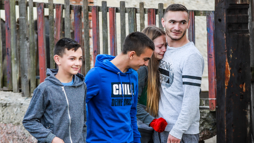 Patru copii rămași singuri au primit o șansă rară de a continua o viață începută tragic