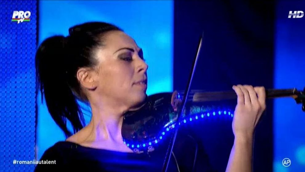 S-a remarcat nu doar prin frumusete, ci si prin talent. Cum a reusit tanara cu vioara sa ridice sala in picioare