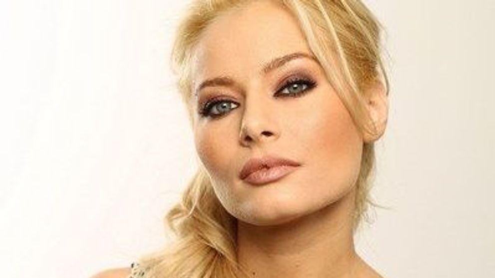 Laura Cosoi, <span style=