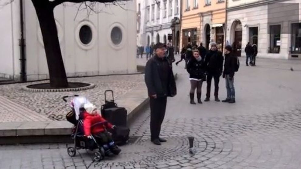 Imagini emotionante. Un copil canta impreuna cu un barbat pe strada: VIDEO