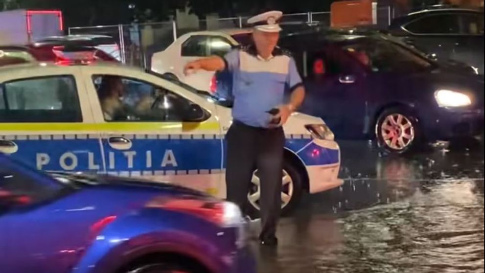 Cine este polițistul care a dirijat circulația pe timp de furtună după concertul Coldplay din Bucureși. Cu apa până la genunchi, comandantul de la Rutieră a stat în stradă chiar și când a căzut grindina