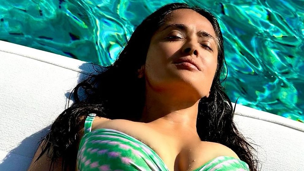 Cele mai așteptate imagini ale verii: Salma Hayek în costum de baie! 