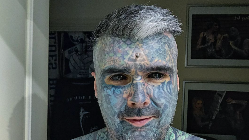Un bărbat a ajuns să semene cu un mutant după ce și-a tatuat 90% din corp. Cum arăta înainte
