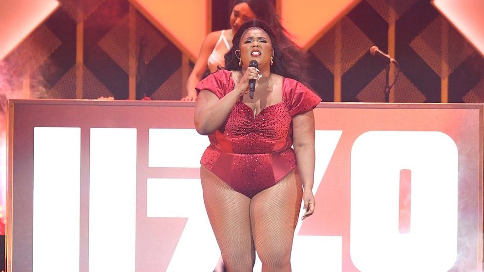 Lizzo a fost desemnată ”Artista anului 2019”. Cum a sărbătorit controversata artista
