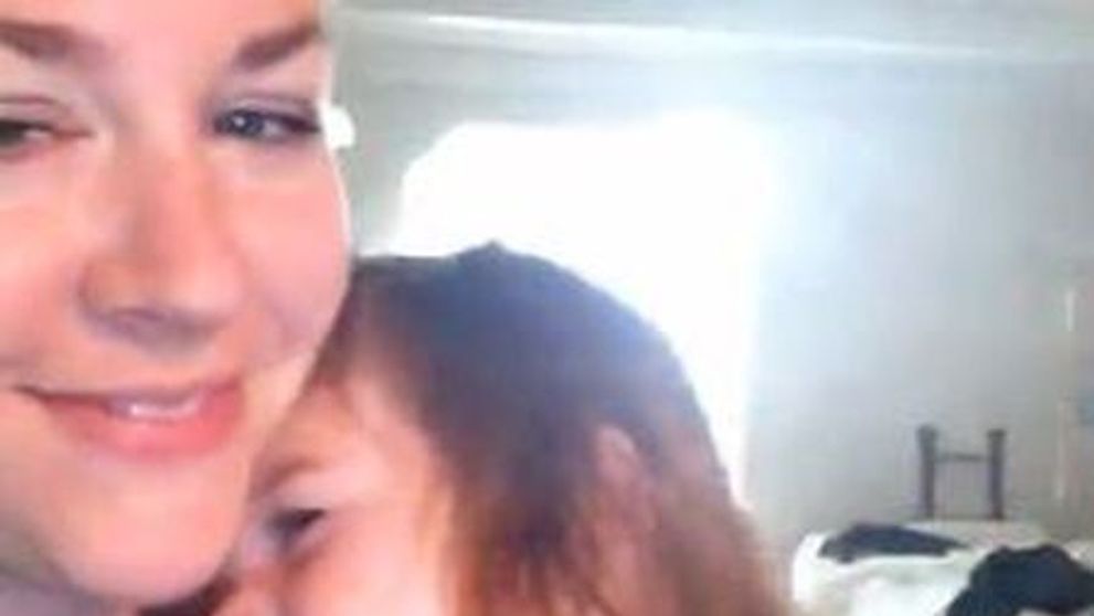 Incepe sa ii cante, insa reactia micutei este incredibila. Vezi cum reactioneaza fetita cand o aude pe mama sa