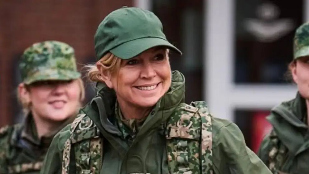 Regina Olandei s-a înrolat în armată la 54 de ani și a început un antrenament militar dur. Primele imagini din timpul pregătirii