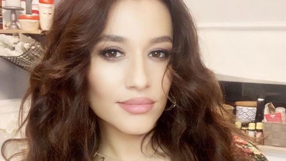 Claudia Pătrășcanu și-a impresionat fanii cu un nou look. ”Cu acest make-up semeni cu Jennifer Lopez”