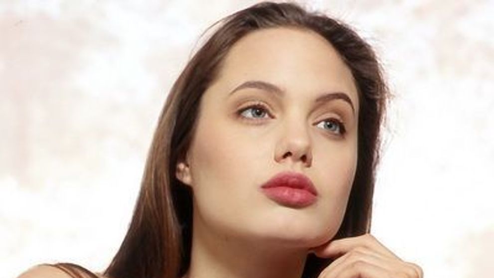 Angelina Jolie, femeia care fascineaza Hollywood-ul de un deceniu, face 37 de ani. Imagini inedite cu actrita in tinerete