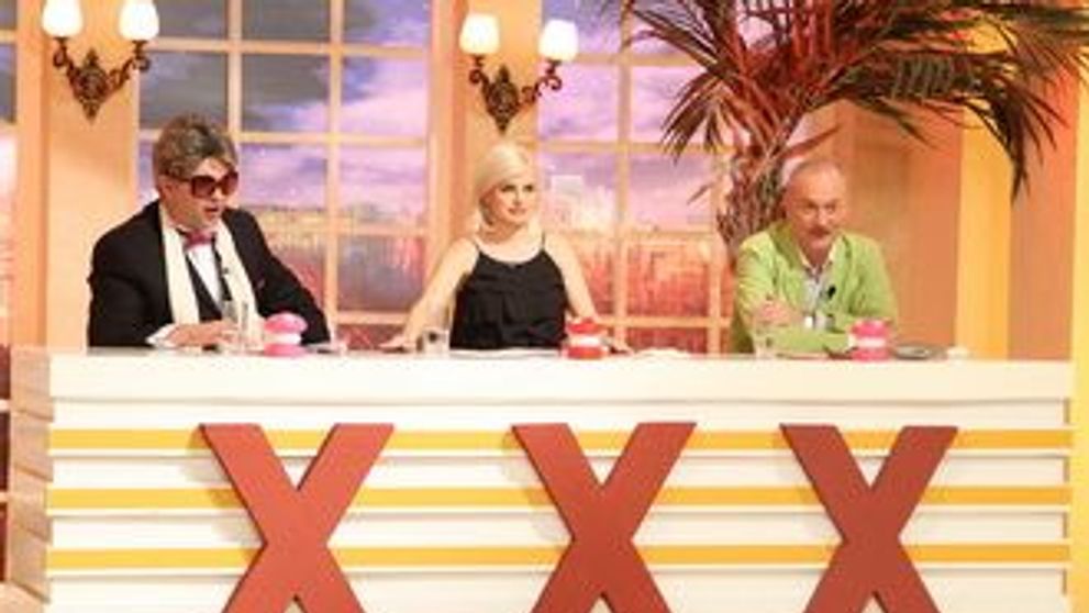 Baietii de la Simplu fac show cu un nou look la “Serviciul Roman de Comedie”