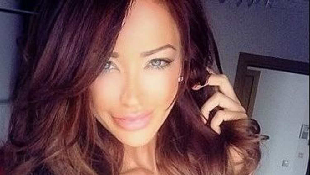Bianca Dragusanu, fotografiata aproape topless, in pat. Ce sfat da roscata despre iubire