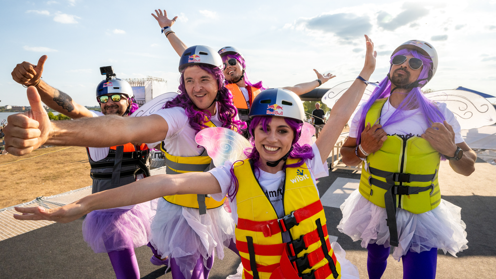 Red Bull Flugtag 2023 | 38 de piloți trăsniți au sfidat gravitația cu mașinăriile lor zburătoare. Pegasus 27 a câștigat competiția