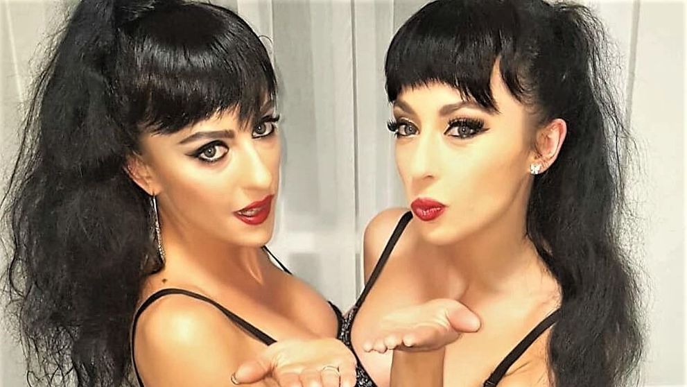 Gemenele Cheeky Girls și-au etalat trupurile de adolescente, la plajă în Marea Britanie