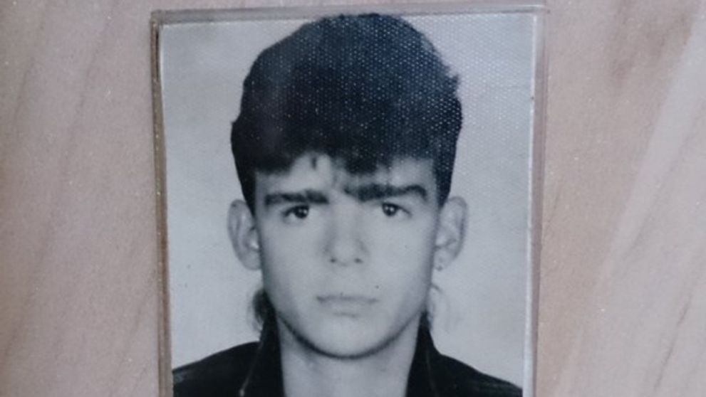 Îl recunoști? Astăzi îl vezi aproape zilnic la televizor, însă în tinerețe arăta așa. Este unul dintre cei mai cunoscuți jurnaliști din România