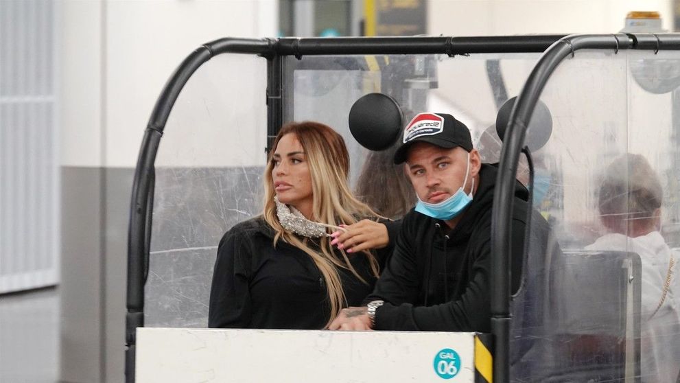 Katie Price s-a accidentat în vacanță. Cum a fost surprinsă pe aeroport, la revenirea în Marea Britanie