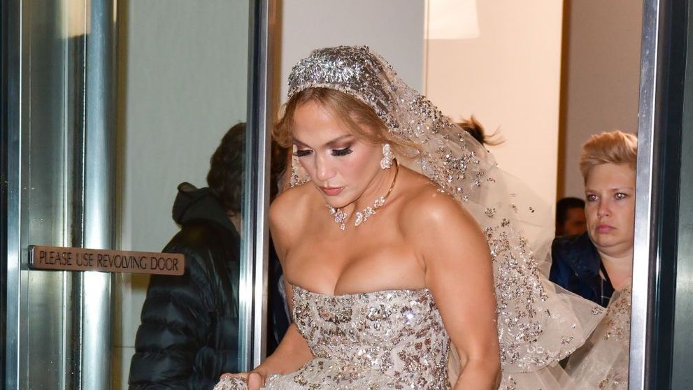 Jennifer Lopez, nuntă fastuoasă cu Ben Affleck. Vedeta a purtat o rochie cu o trenă impresionantă, creată de Ralph Lauren