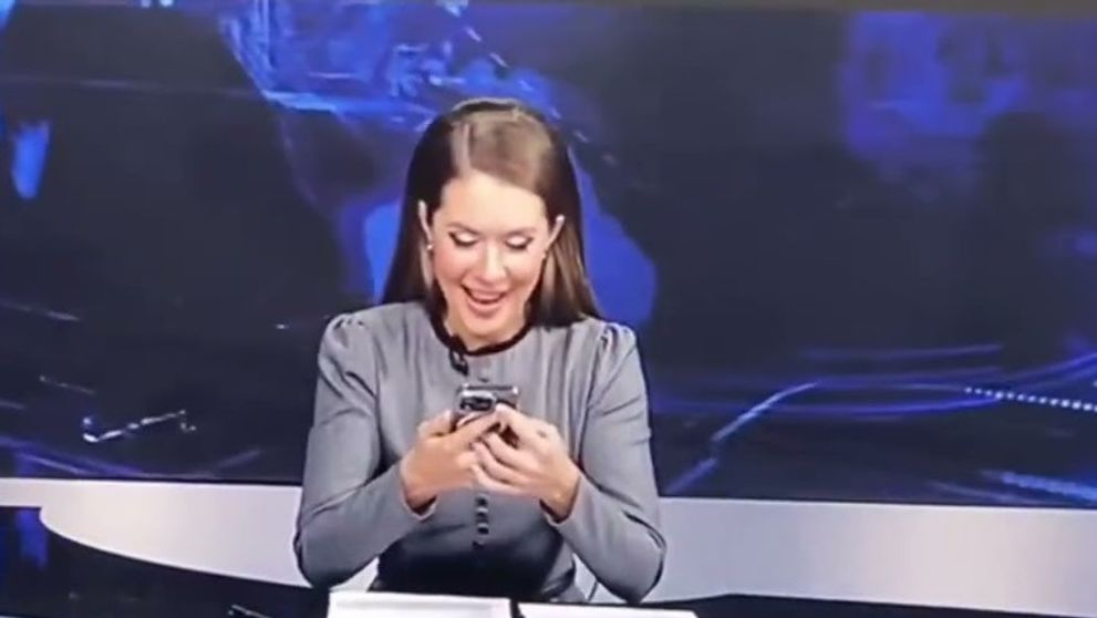Cine este prezentatoarea care a vrut să le arate colegilor un video amuzant, dar a uitat că este în direct. „Cred că a fost concediată”