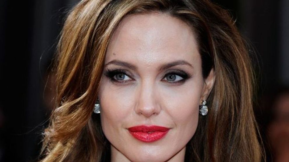 Angelina Jolie, topless intr-o fotografie de cel putin 30.000 de dolari